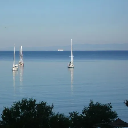 Botel Overjoyed Boat & Breakfast