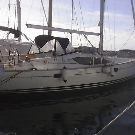 Overjoyed Boat & Breakfast Botel *